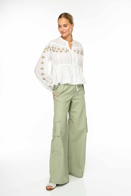 Produktbild: ABANICO Buamwollbluse in weiß mit kleinen khakifarbenen floralen Elementen und mehreren Bindegürteln. Bild von vorne.